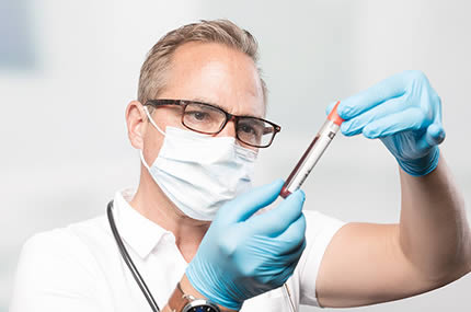 Mediziner analysiert Blutprobe im Labor