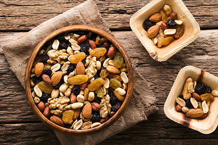 Verschiedene Nüsse in Schalen – gesunde Snack-Alternative