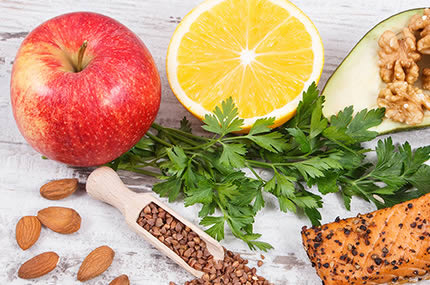 Lebensmittel mit wichtigen Vitaminen fürs Immunsystem, z. B. Obst, Kräuter, Nüsse
