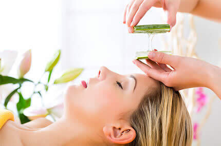 Frau erhält eine Aloe Vera Behandlung für natürliche Hautpflege