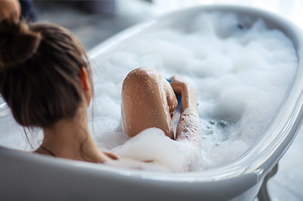 rau entspannt entspannt in der Badewanne