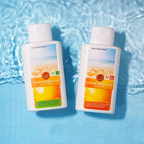 Zwei Sonnencremes von Kräuterhaus Sanct Bernhard für optimalen Schutz