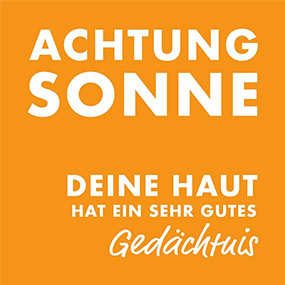 Orangefarbener Hintergrund mit weißer Aufschrift „Achtung Sonne – deine Haut hat ein sehr gutes Gedächtnis