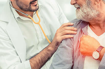 Arzt untersucht einen Mann während einer Vorsorgeuntersuchung in der Praxis