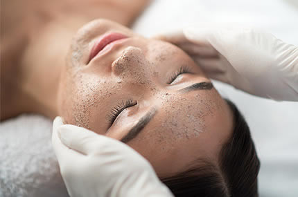 Sanfte Gesichtsbehandlung in Nahaufnahme: Peeling für reine Haut.