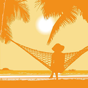 Frau mit Sonnenhut entspannt in Hängematte zwischen zwei Palmen