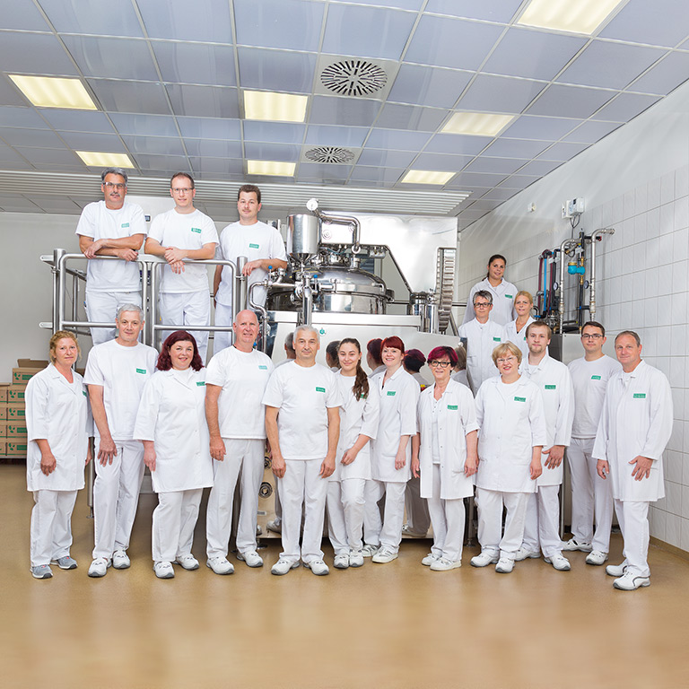 Mitarbeiter der Kosmetikproduktion